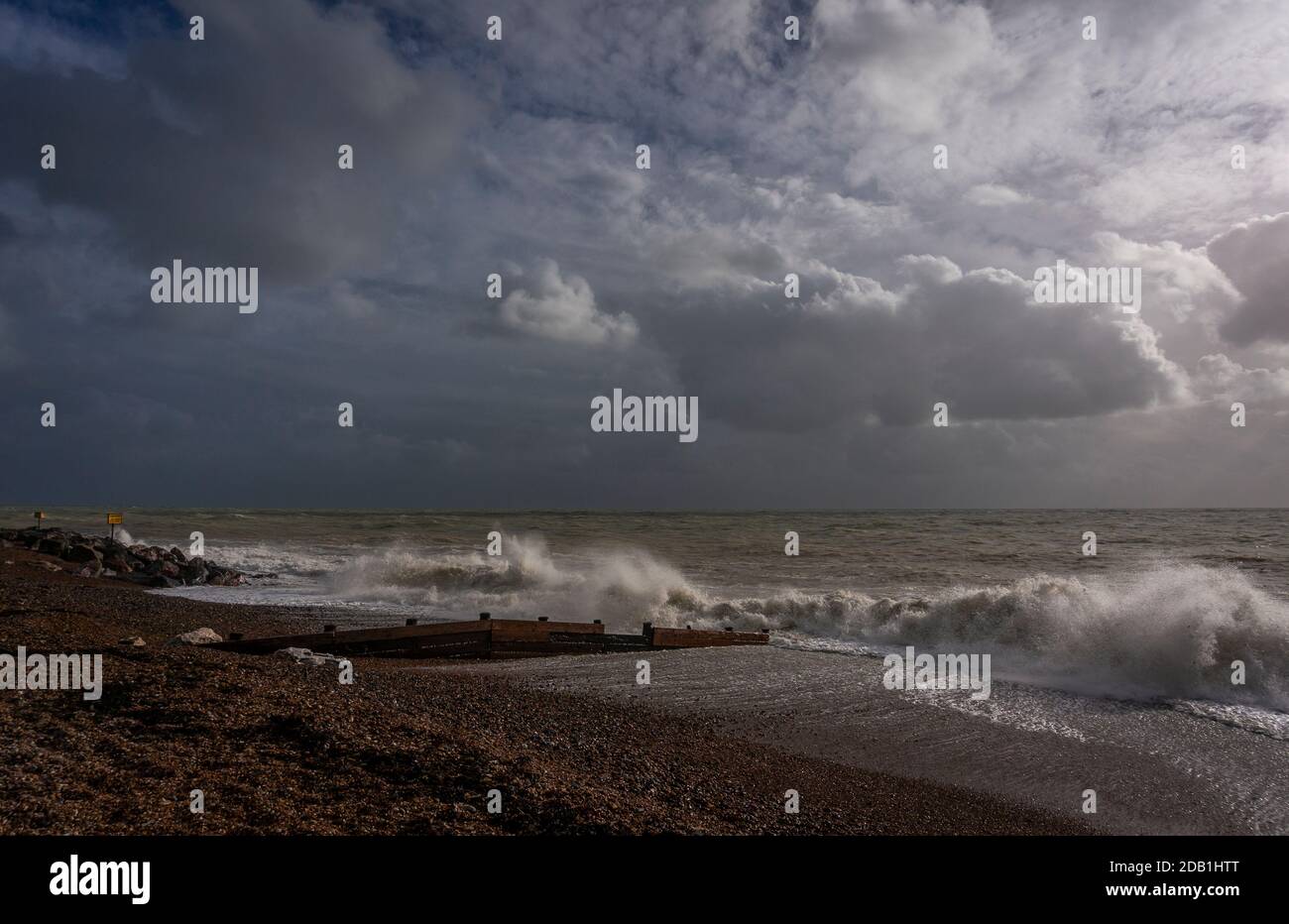 Mare accidentato e venti alti sul lungomare di Worthing, West Sussex, Regno Unito Foto Stock