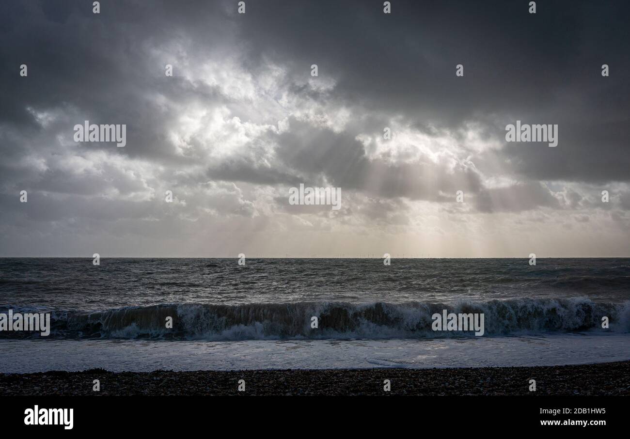 Mare accidentato e venti alti sul lungomare di Worthing, West Sussex, Regno Unito Foto Stock