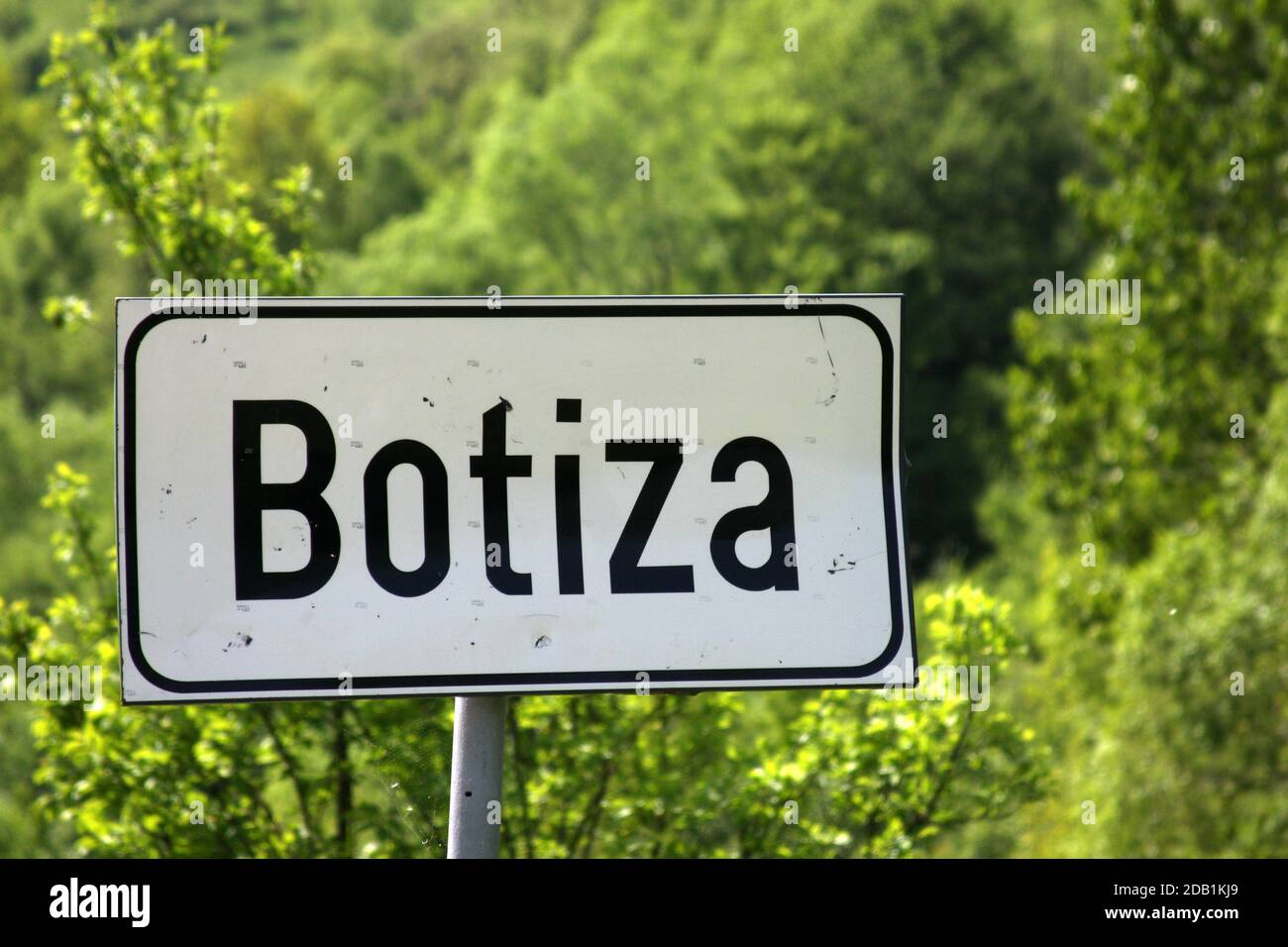 Segnaletica stradale all'ingresso di Botiza, Contea di Maramureș, Romania Foto Stock
