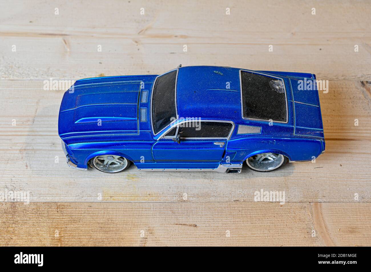 vecchia auto giocattolo blu in piedi su panca di legno Foto Stock