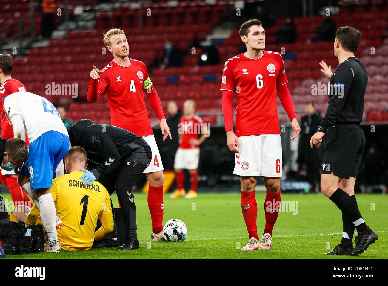 Copenaghen, Danimarca. 15 novembre 2020. Simon Kjaer (4), danese, discute con l'arbitro Halil Meler durante la partita della Lega delle Nazioni tra Danimarca e Islanda il giorno 5 del gruppo B a Parken, Copenaghen. (Photo Credit: Gonzales Photo/Alamy Live News Foto Stock