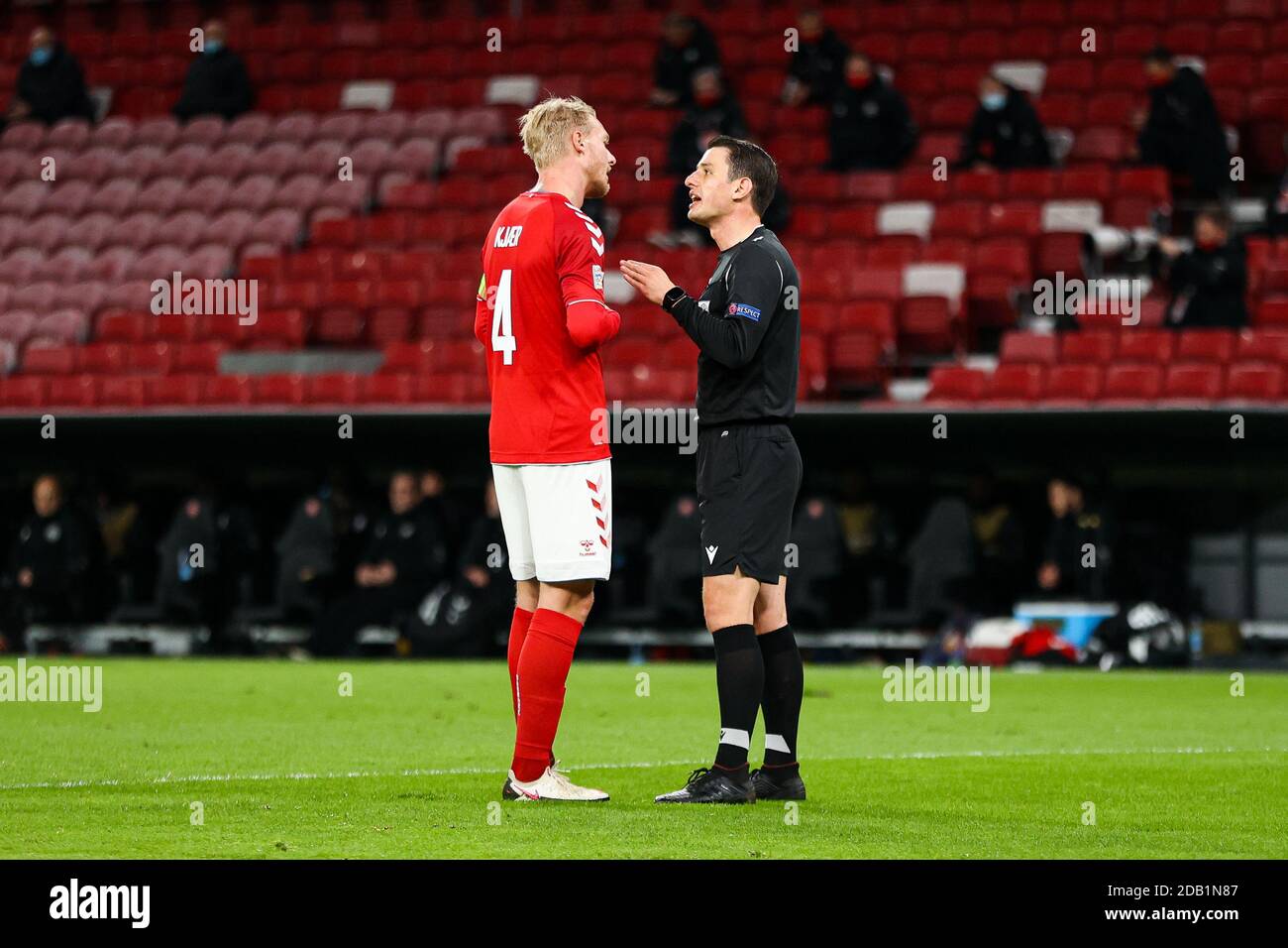 Copenaghen, Danimarca. 15 novembre 2020. Simon Kjaer (4), danese, discute con l'arbitro Halil Meler durante la partita della Lega delle Nazioni tra Danimarca e Islanda il giorno 5 del gruppo B a Parken, Copenaghen. (Photo Credit: Gonzales Photo/Alamy Live News Foto Stock