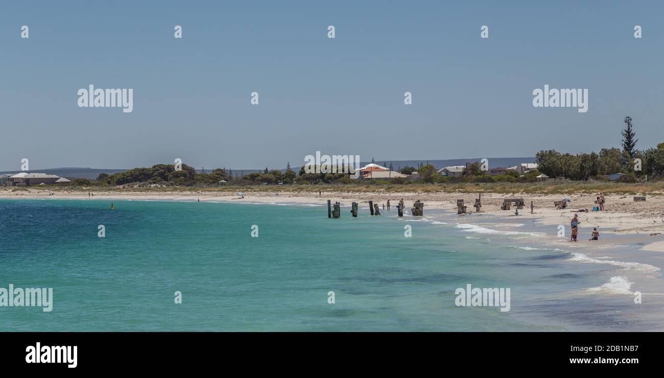Spiaggia di Jurien Bay sull'Oceano Indiano, presa dal Jetty della Baia di Jurien, Australia Occidentale, Australia Foto Stock