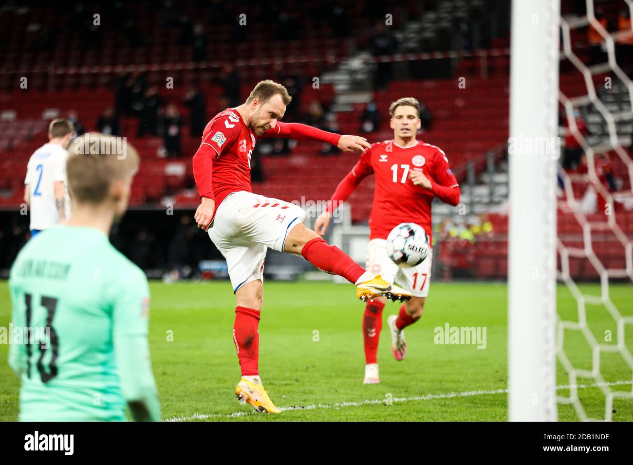 Copenaghen, Danimarca. 15 novembre 2020. Christian Eriksen (10) della Danimarca reagisce quando segna l'obiettivo decisivo sulla pena durante la partita della Lega delle Nazioni tra Danimarca e Islanda il giorno 5 del gruppo B a Parken, Copenaghen. (Photo Credit: Gonzales Photo/Alamy Live News Foto Stock