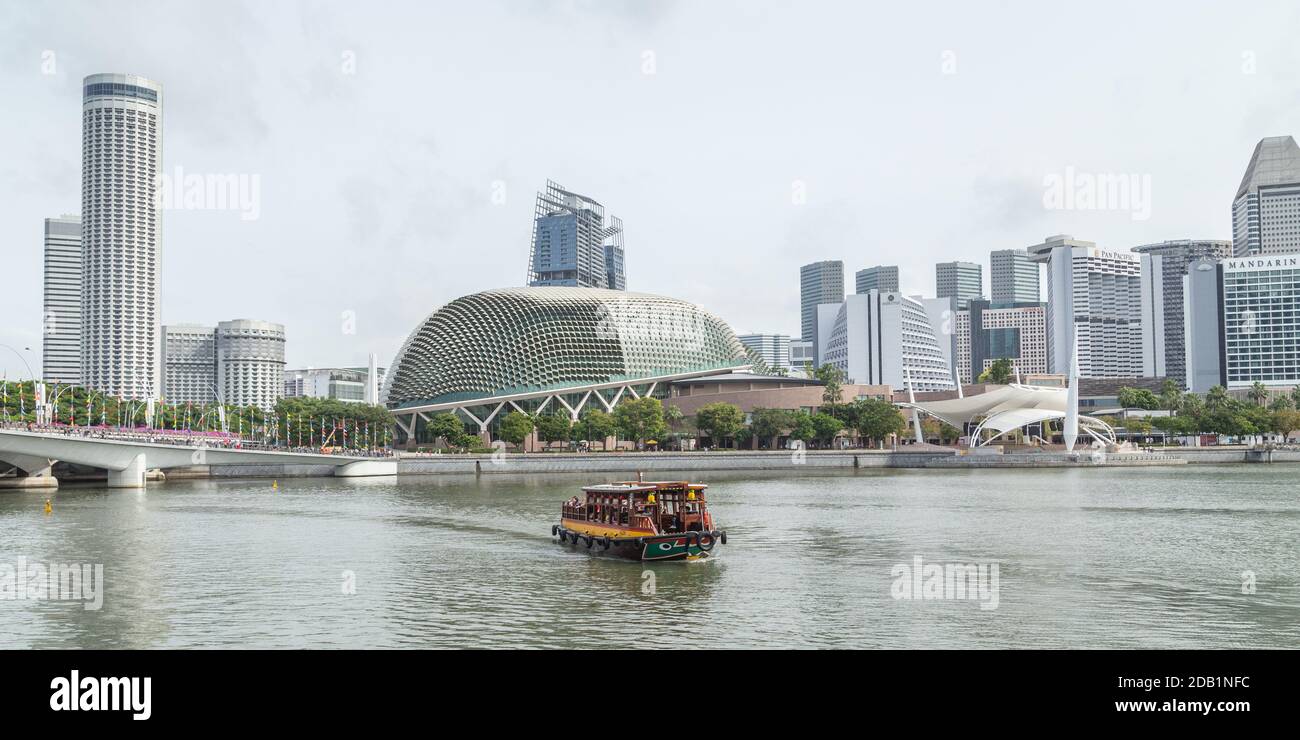 Vista dell'Esplanade, dei teatri sulla baia e dello skyline di Singapore Attraversata la riva di Singapore Foto Stock