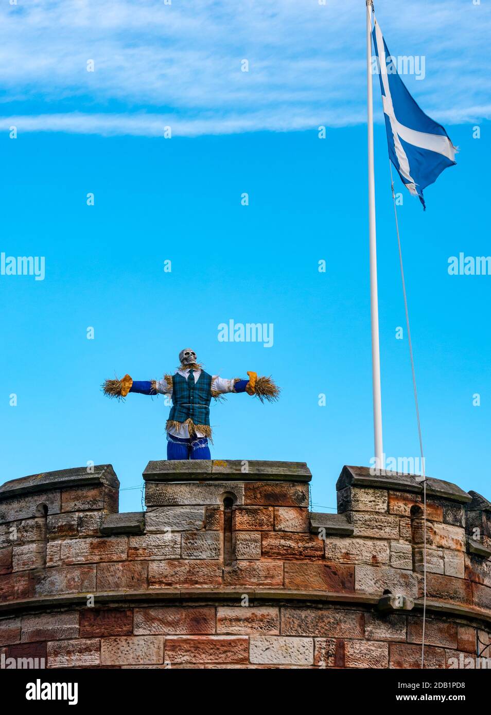 Dirleton, East Lothian, Scotland, UK, gara di truffa al villaggio di Dirleton: Il primo progetto del progetto "motivi per essere allegri" dei buoni vicini del villaggio incoraggia i residenti di tutte le età a creare uno spaventapassare. Il progetto è finanziato da una sovvenzione della North Berwick Coastal Area Partnership. L'obiettivo è portare un po 'di divertimento in questo momento impegnativo. Ambiente storico il castello di Dirleton della Scozia ha anche uno spaventapasseri del cranio in alto nella torre rotonda Foto Stock