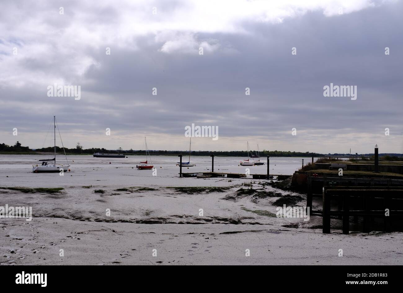 Barche all'ancora con la marea fuori a Heybridge Essex UKEssex litorale Foto Stock
