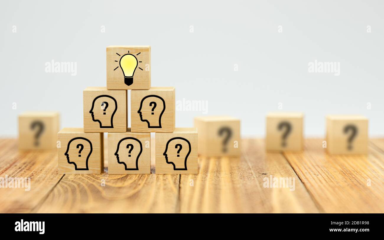 cubi che mostrano una sessione di brainstorming su sfondo concreto - 3d illustrazione Foto Stock