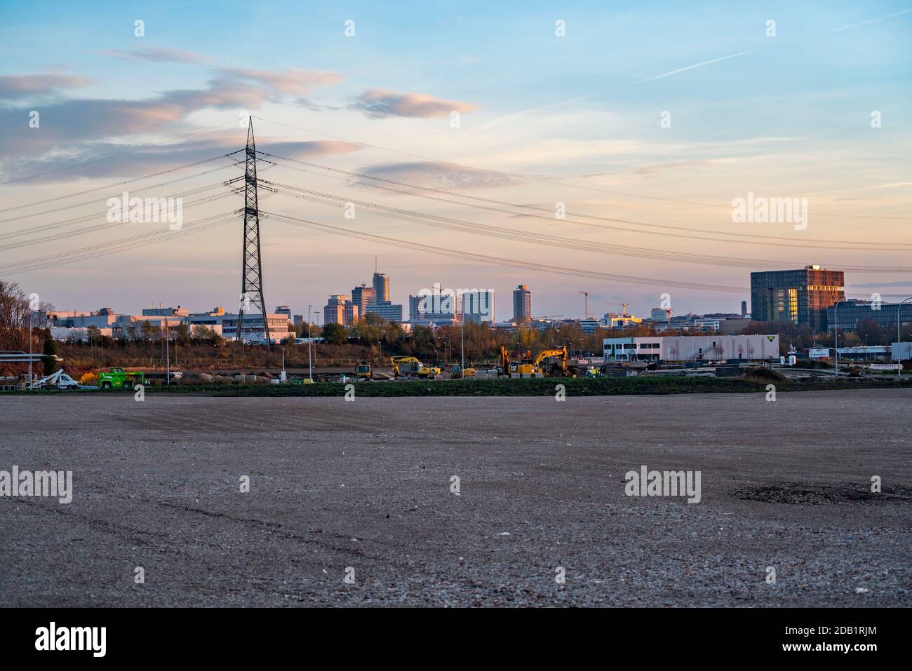 Vista dello skyline del centro di Essen, RWE Tower, Evonik Building, Magna Tower, Postbank Building, cantiere del progetto immobiliare Stadtq Foto Stock