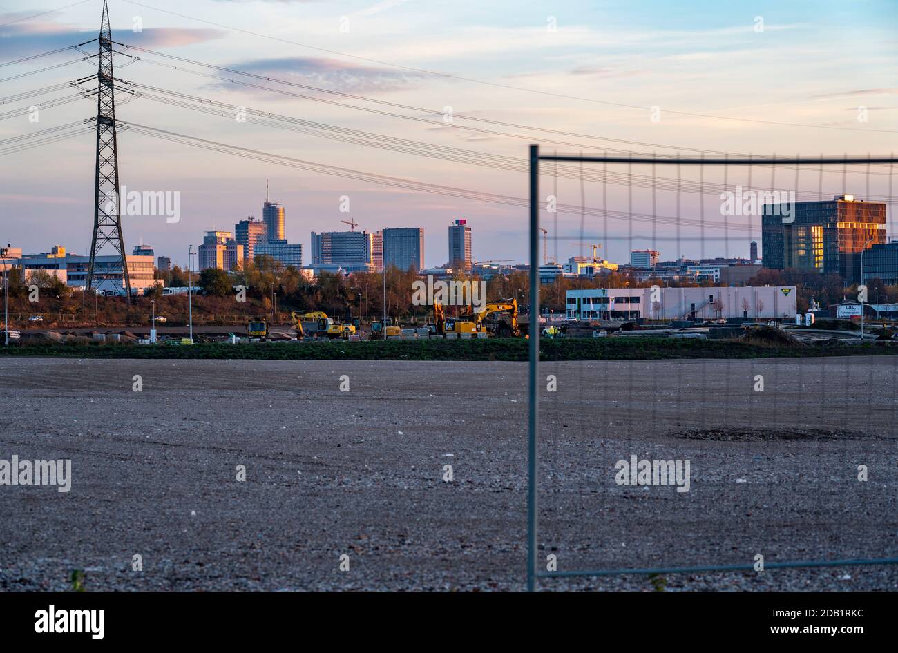 Vista dello skyline del centro di Essen, RWE Tower, Evonik Building, Magna Tower, Postbank Building, cantiere del progetto immobiliare Stadtq Foto Stock