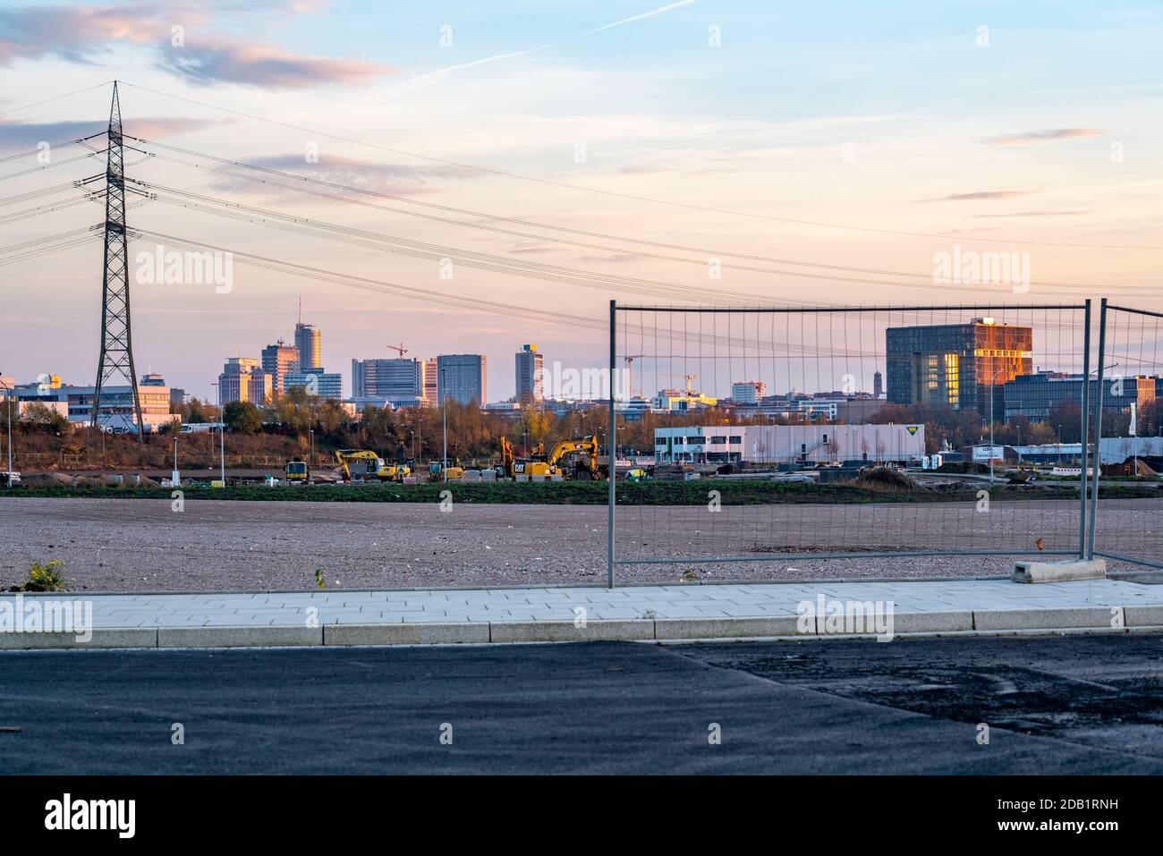 Vista dello skyline del centro di Essen, RWE Tower, Evonik Building, Magna Tower, Postbank Building, cantiere del progetto immobiliare Stadtq Foto Stock