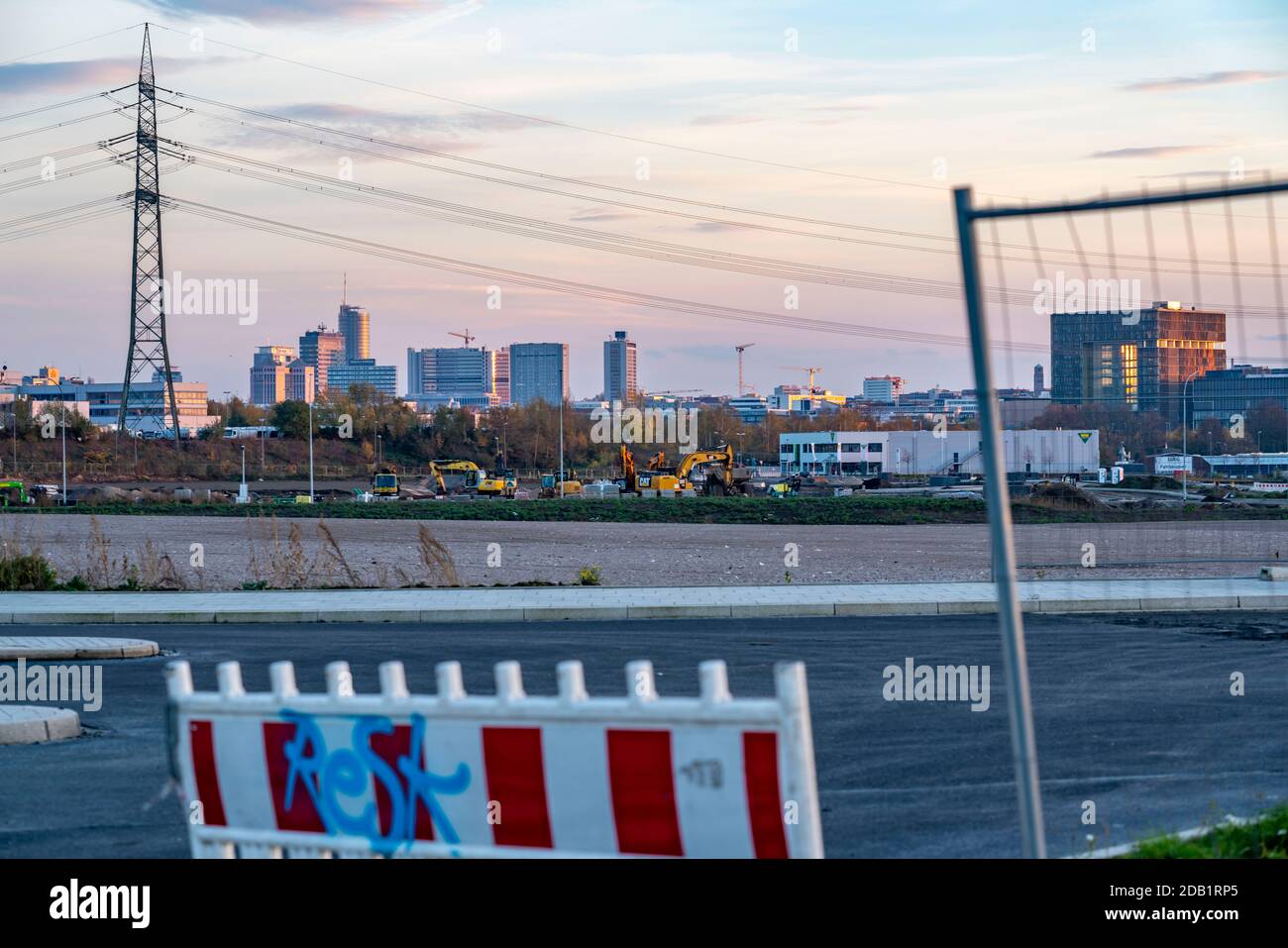 Vista dello skyline del centro di Essen, RWE Tower, Evonik Building, Magna Tower, Postbank Building, cantiere del progetto immobiliare Stadtq Foto Stock