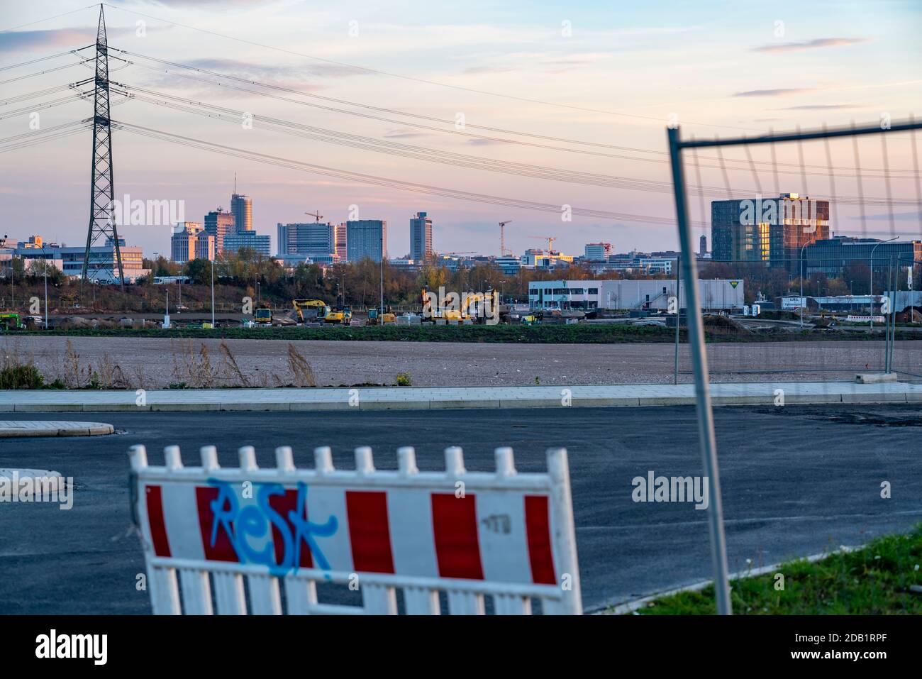 Vista dello skyline del centro di Essen, RWE Tower, Evonik Building, Magna Tower, Postbank Building, cantiere del progetto immobiliare Stadtq Foto Stock