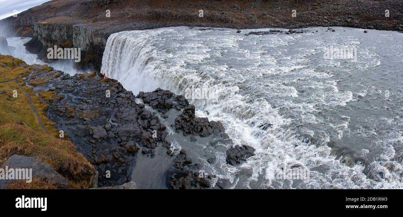 Vista panoramica della cascata di Dettifoss e del fiume Jokulsa a Fjollum nel Parco Nazionale di Vatnajokull in Islanda. L'acqua cade 120m nel cany largo 500m Foto Stock