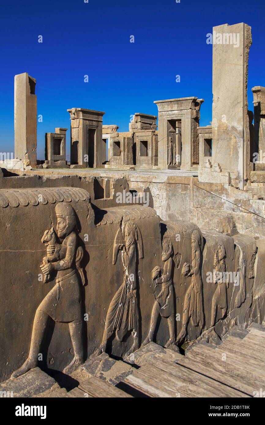 Scultura in rilievo del soggetto persone in Palazzo Tachar a Persepolis, Iran. Foto Stock