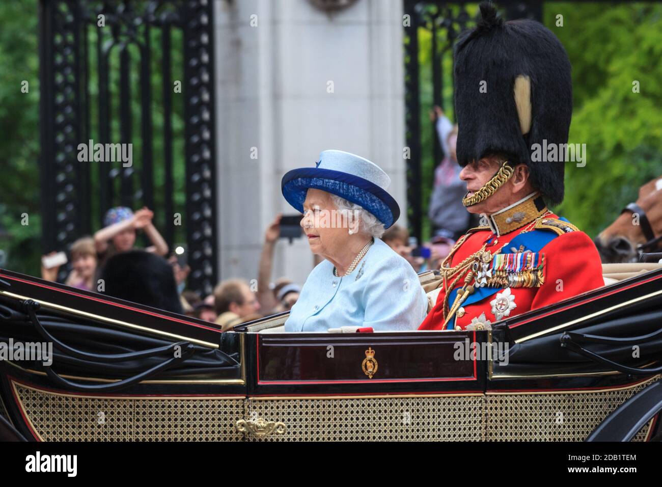 Sua Maestà la Regina Elisabetta II e il Principe Filippo, Duca di Edimburgo, in carrozza a Trooping the Color, Londra, Inghilterra, Regno Unito Foto Stock