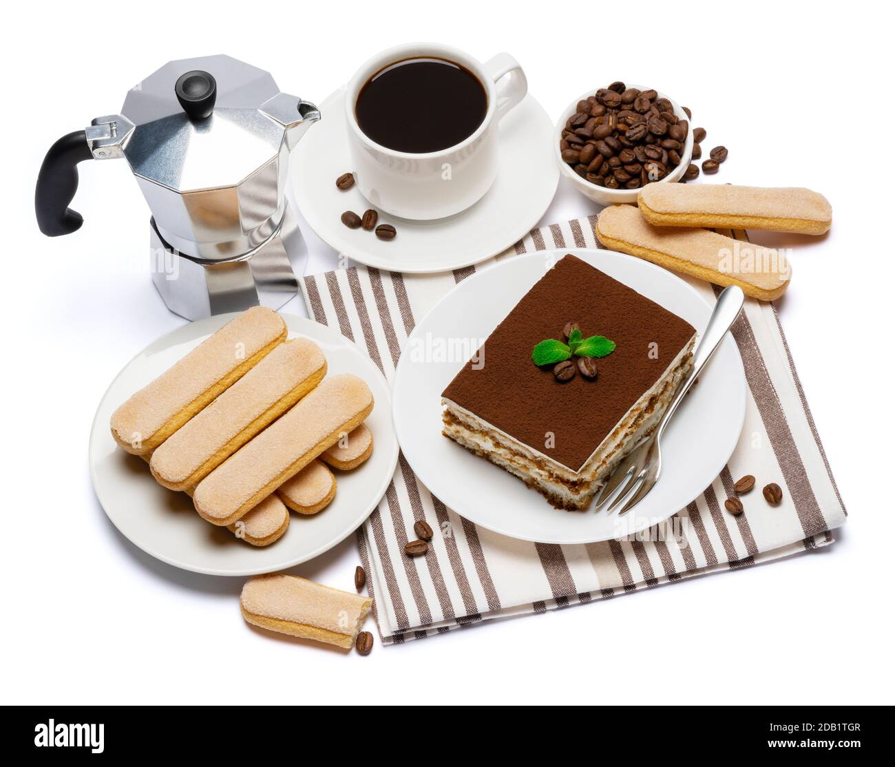 Tradizionale dessert italiano tiramisù porzione quadrata su piastra in ceramica, macchina per caffè mocha, biscotti savoiardi e tazza di caffè espresso fresco isolato Foto Stock