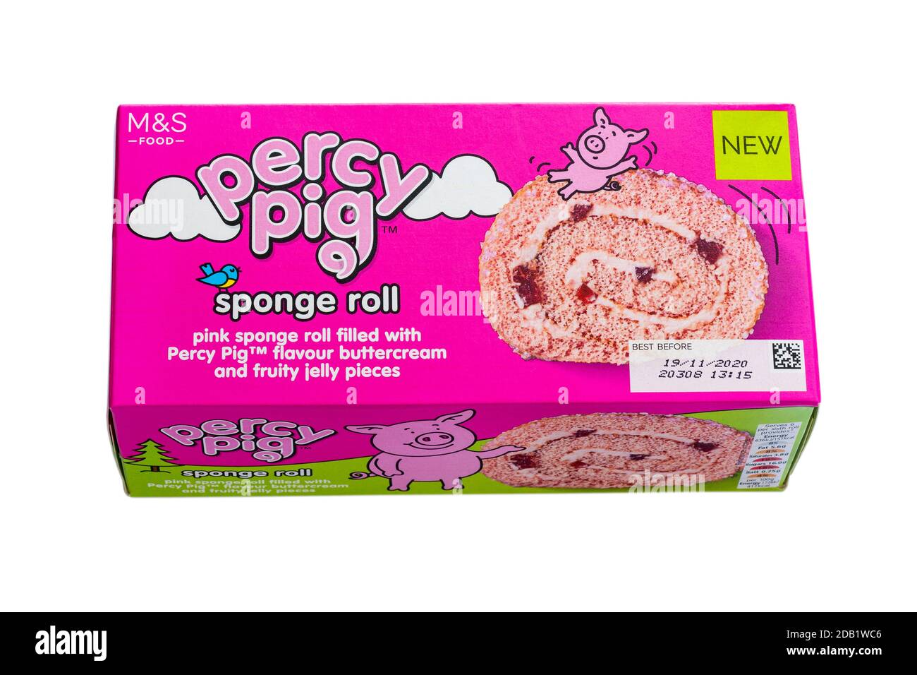Rotolo di spugna M&S Percy Pig in scatola impostato su Fondo bianco - rotolo di spugna rosa riempito con Percy Pig aromatizzare la crema di burro e le parti di gelatina soffici Foto Stock