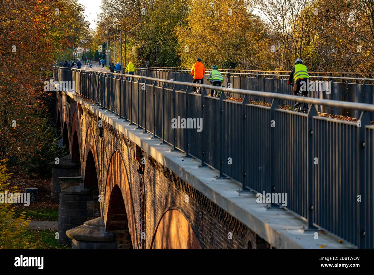 Ciclabile Radschnellweg Ruhr, RS1, sul viadotto della città e vecchio ponte Ruhr a Mülheim, pista ciclabile divisa, sentiero, Mülheim an der Ruhr, NRW, Ger Foto Stock