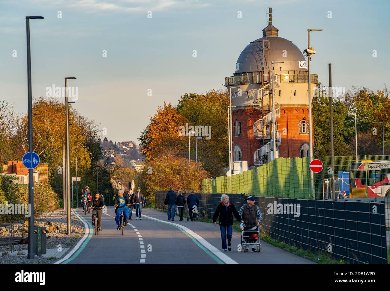 Pista ciclabile, Radschnellweg Ruhr, RS1, sezione di estensione in Mülheim, pista ciclabile divisa, sentiero pedonale, Camera Obscura Museo del Cinema, ex torre dell'acqua, Mü Foto Stock
