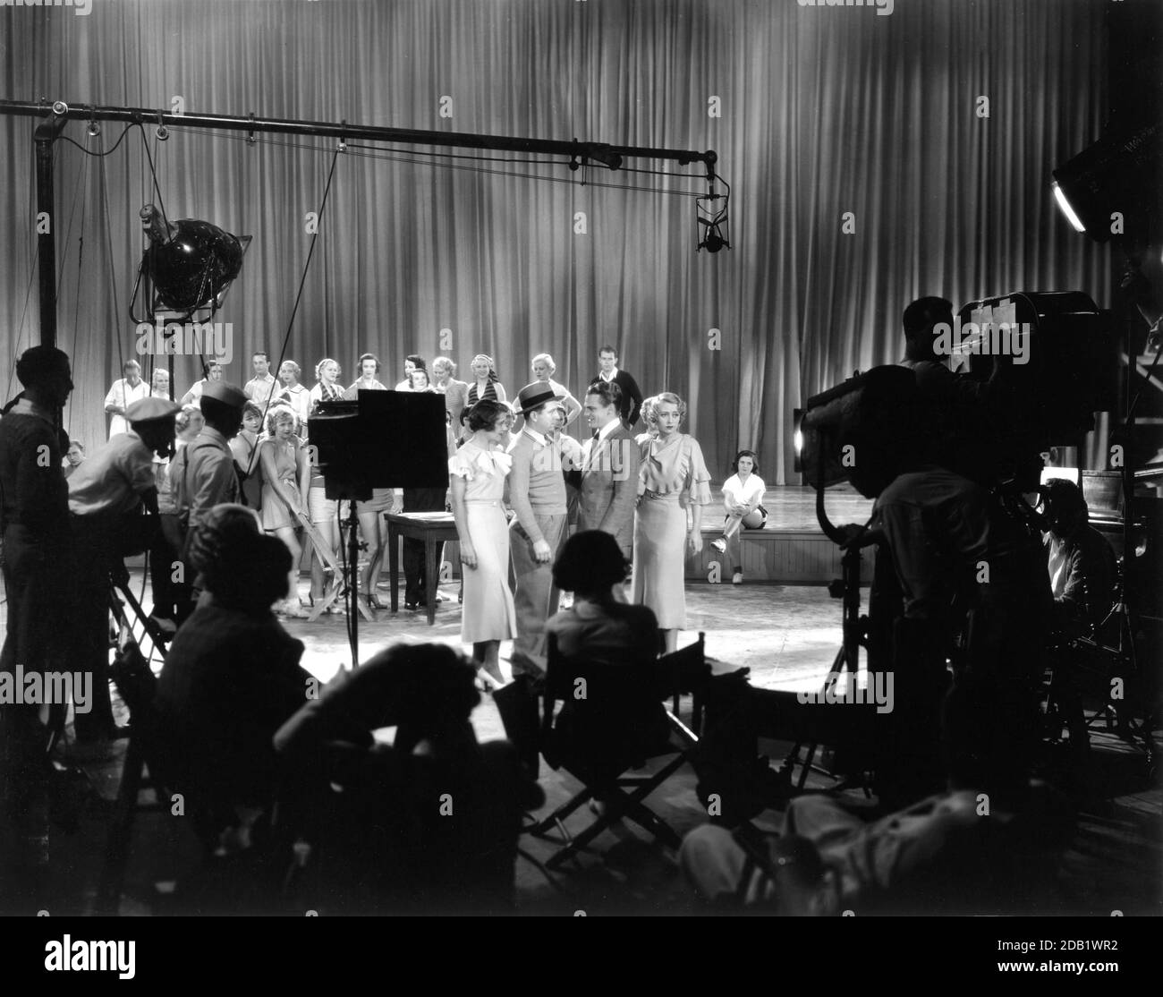 RUBY KEELER FRANK McHugh JAMES CAGNEY JOAN BLONDLL e Chorus Girls sul set cantato con Movie Crew Filming FOOTLIGHT PARADE 1933 regista LLOYD BACON numeri musicali creato e diretto da BUSBY BERKELEY Warner Bros. Foto Stock