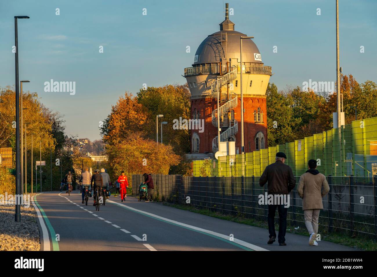 Pista ciclabile, Radschnellweg Ruhr, RS1, sezione di estensione in Mülheim, pista ciclabile divisa, sentiero pedonale, Camera Obscura Museo del Cinema, ex torre dell'acqua, Mü Foto Stock