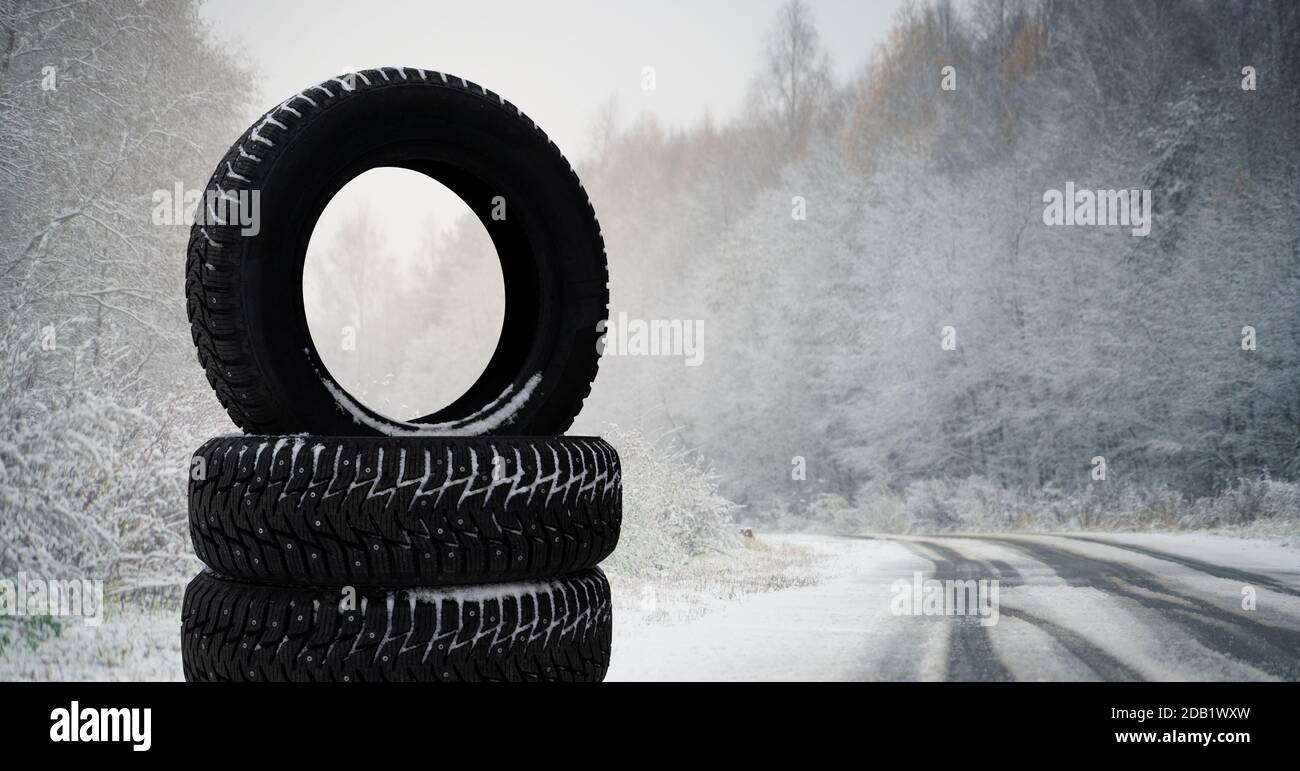 Pneumatici invernali su una strada innevata. Sostituzione stagionale degli pneumatici. Foto Stock