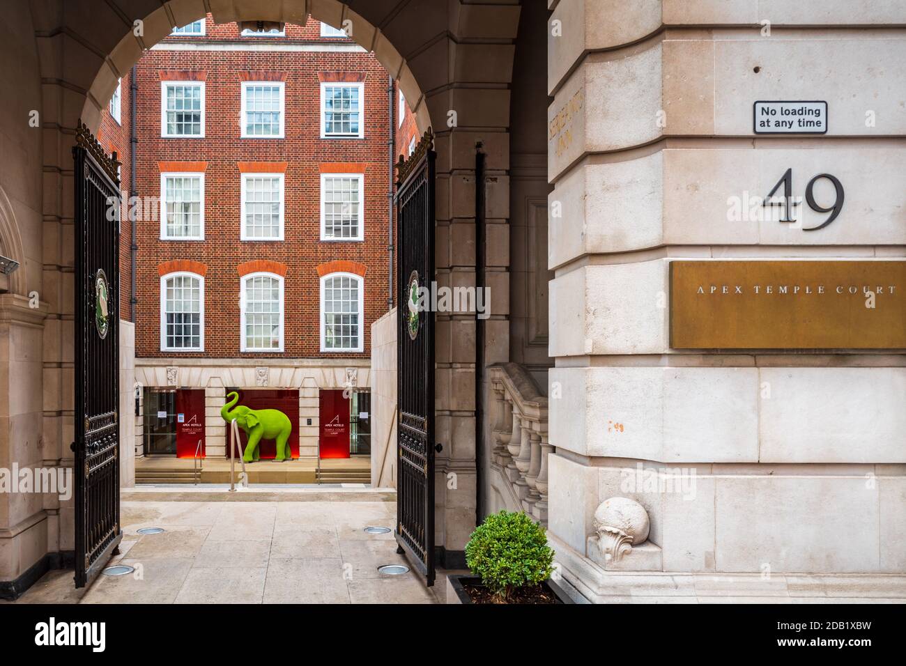 Apex Temple Court Hotel Londra. Courtyard at the Apex Temple Court Hotel on Fleet Street, Londra, Regno Unito. 1-2 Serjeants Inn Temple Londra. Foto Stock