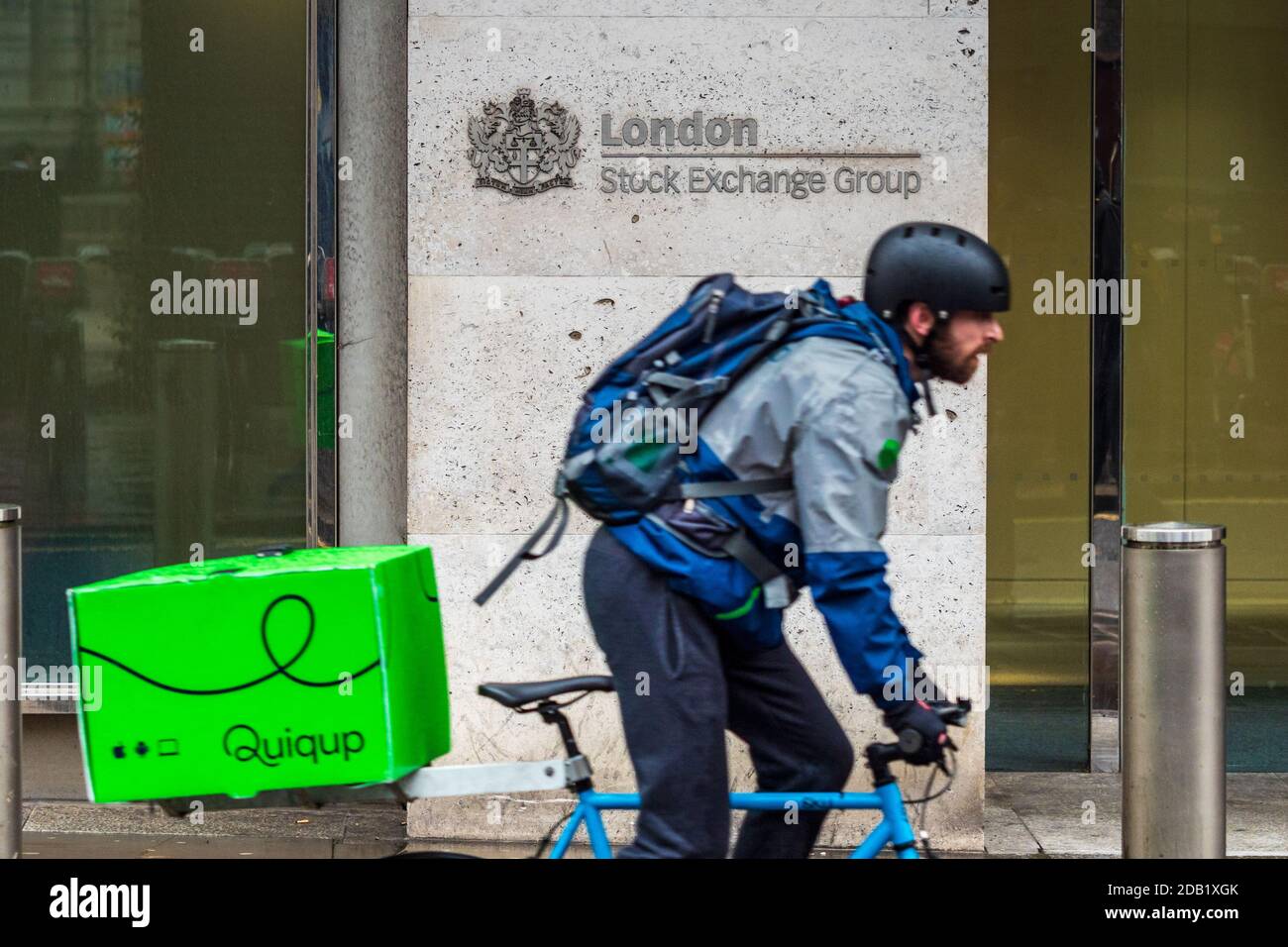 London Stock Exchange - un Quiqup Bike Courier passa il Edificio della Borsa di Londra al 10 di Paternoster Row nel Distretto finanziario della città di Londra Foto Stock
