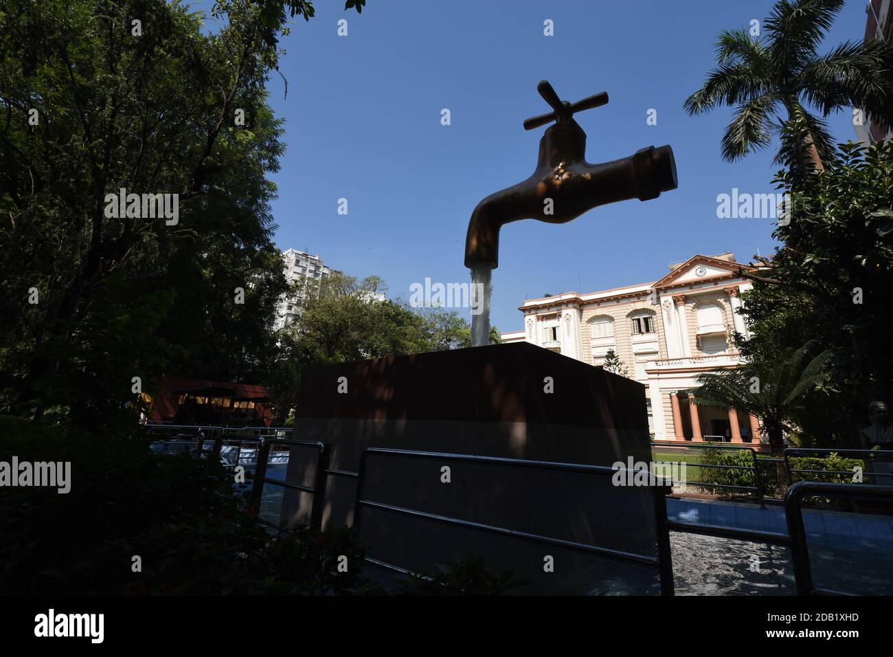 Giant Magic Tap, una fontana galleggiante all'aperto che si snodano sopra  una piscina, con un'infinità di acqua che sgorga da essa, apparentemente da  nessuna parte, questo Foto stock - Alamy