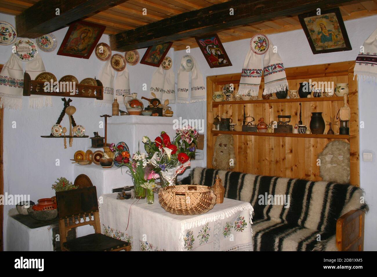 Maramures, Romania. Interno di una cucina in campagna, decorata in modo tradizionale. Foto Stock
