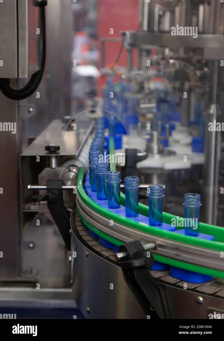 Macchina per il riempimento e l'imballaggio di bottiglie liquide nell'industria alimentare Foto Stock