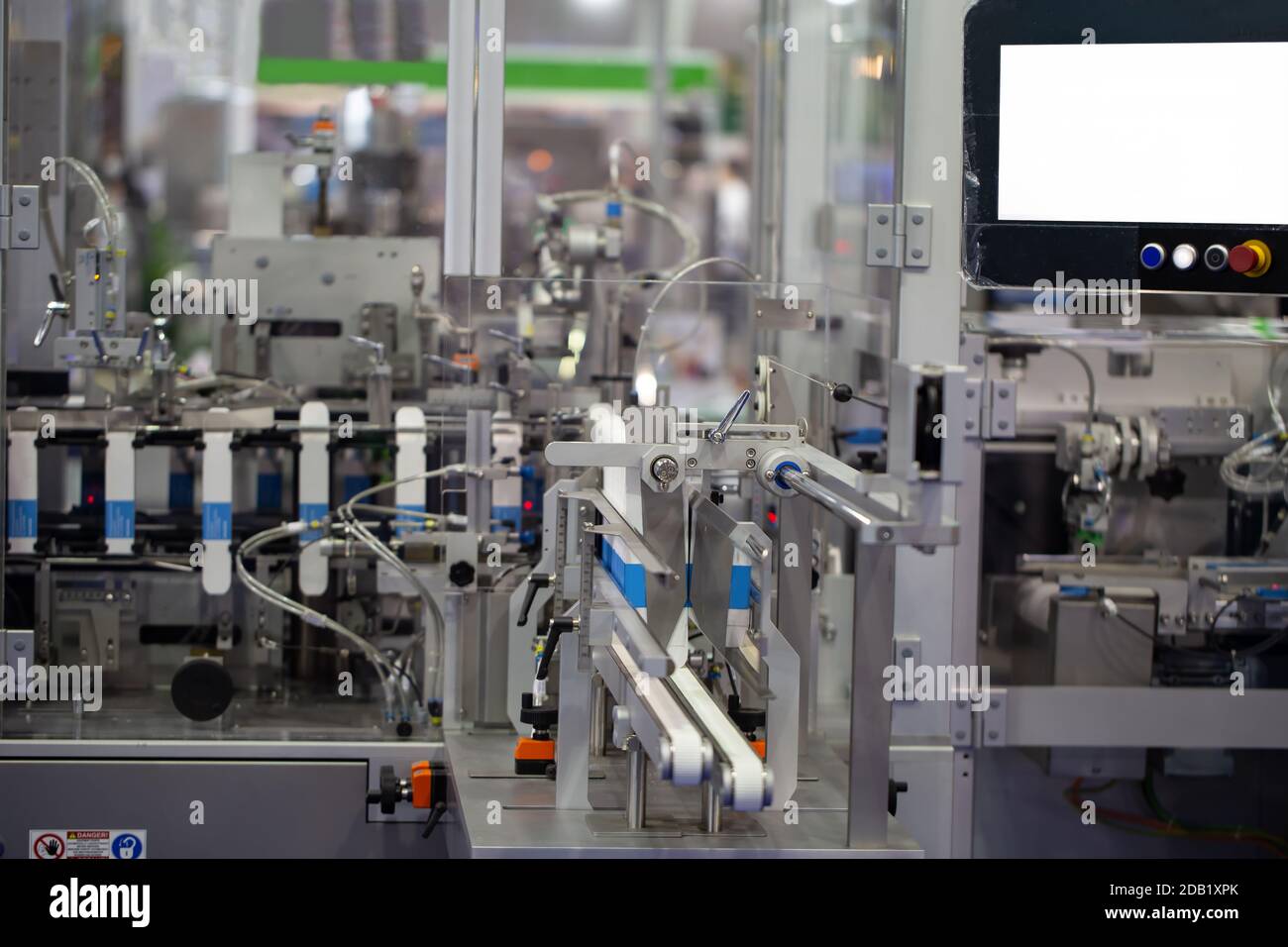 Riempitrice cosmetica di tubi in alluminio in linea di produzione. Industria farmaceutica Foto Stock