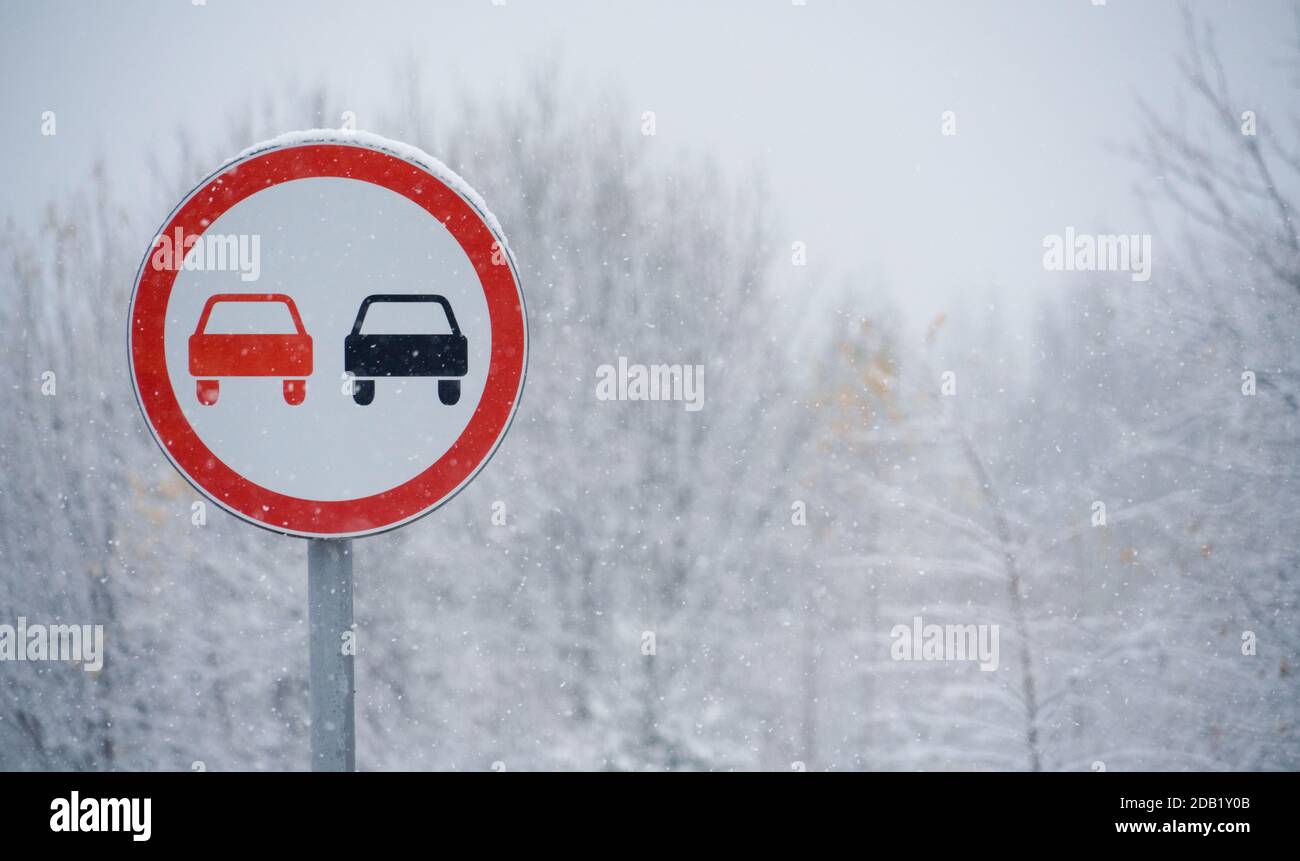 Nessun segnale di sorpasso sulla strada invernale Foto Stock