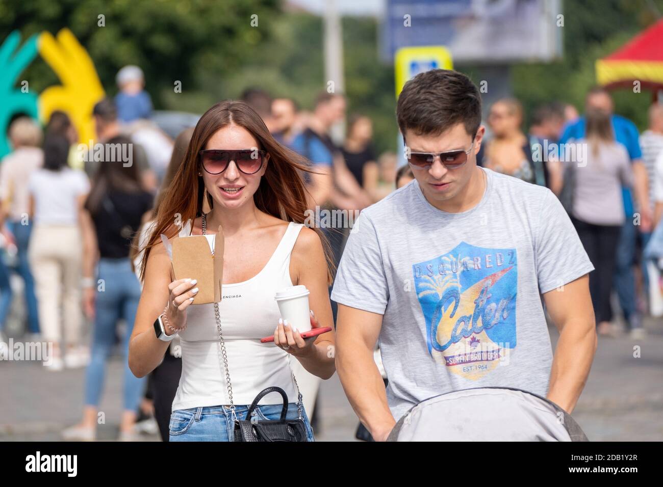 Giovane coppia con spuntini e passeggino Foto Stock