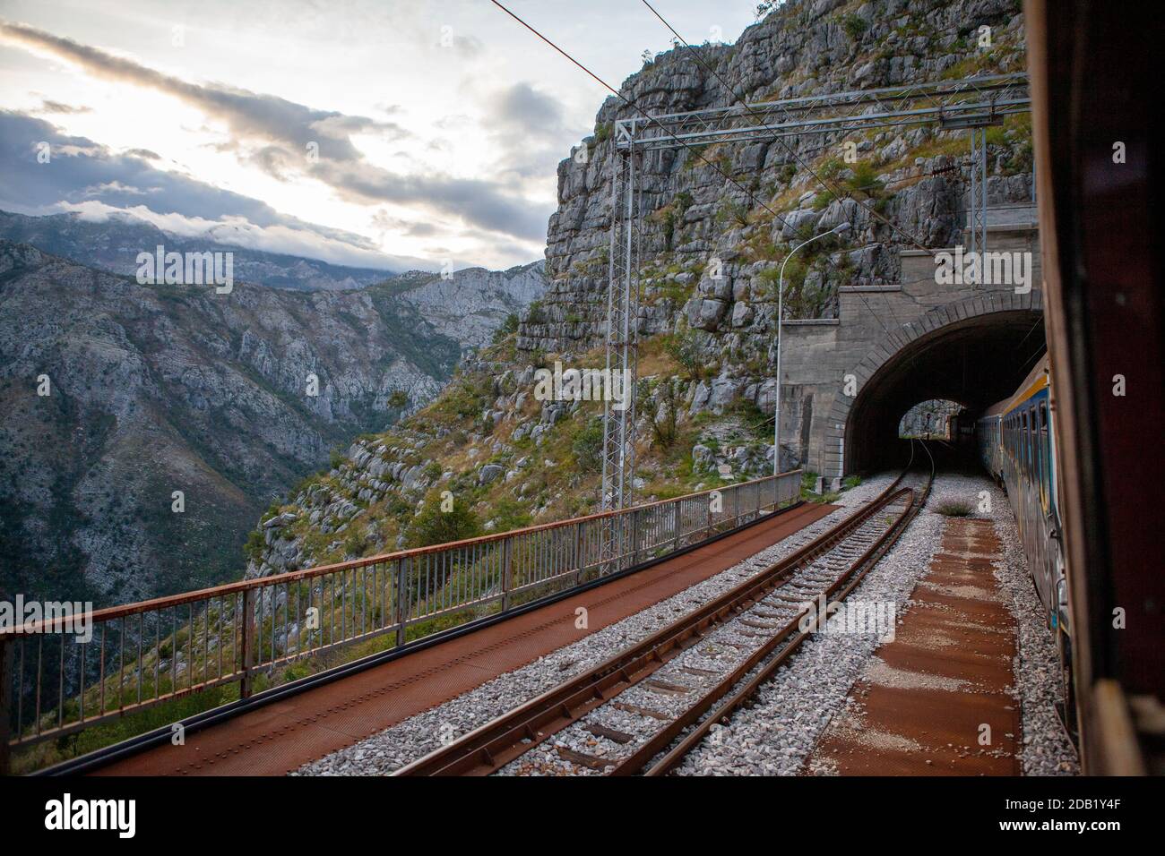 Ferrovia che va al tunnel in montagna in Serbia Foto Stock