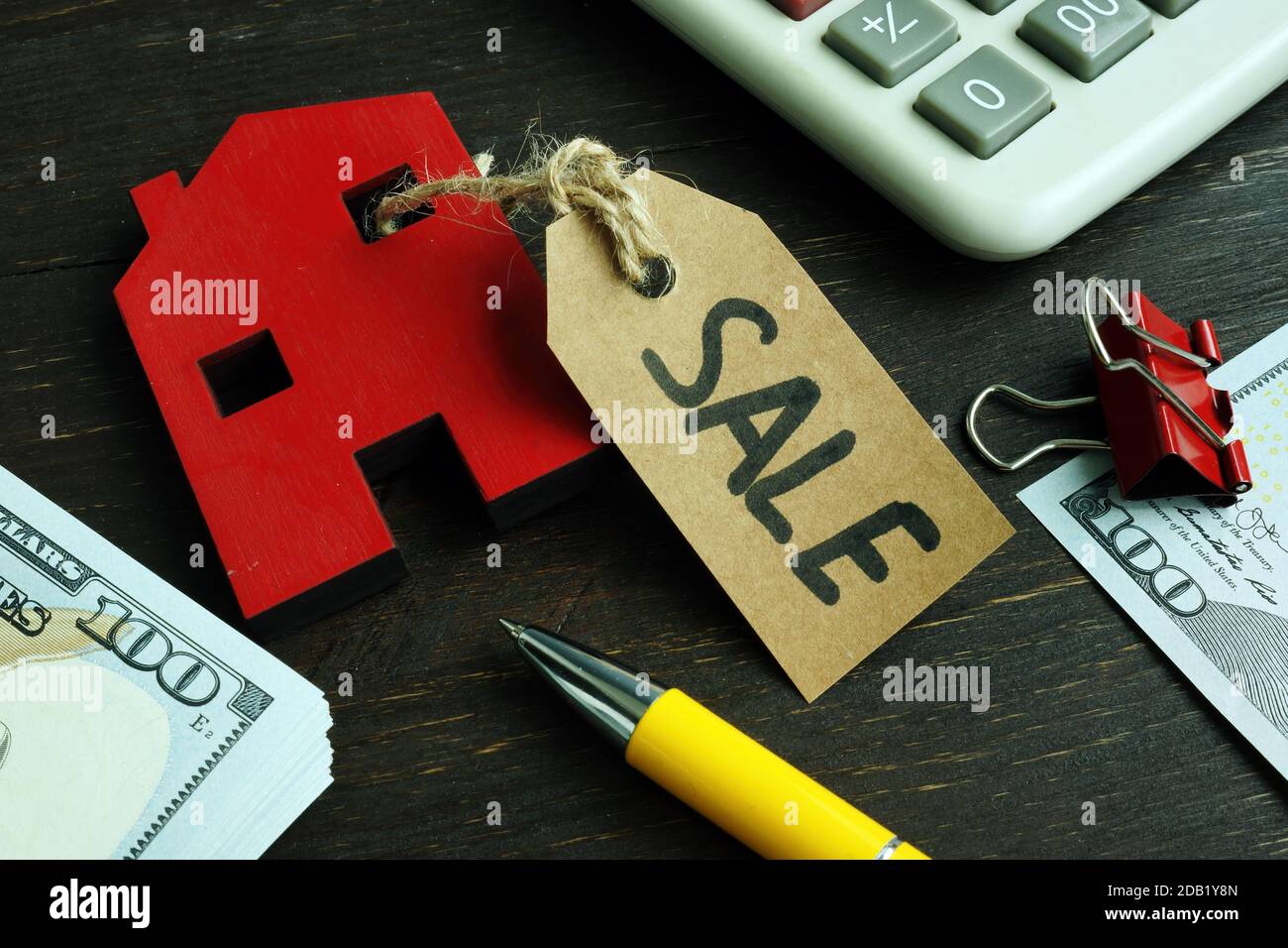 Investimenti immobiliari. Modello di casa con vendita di etichetta. Foto Stock