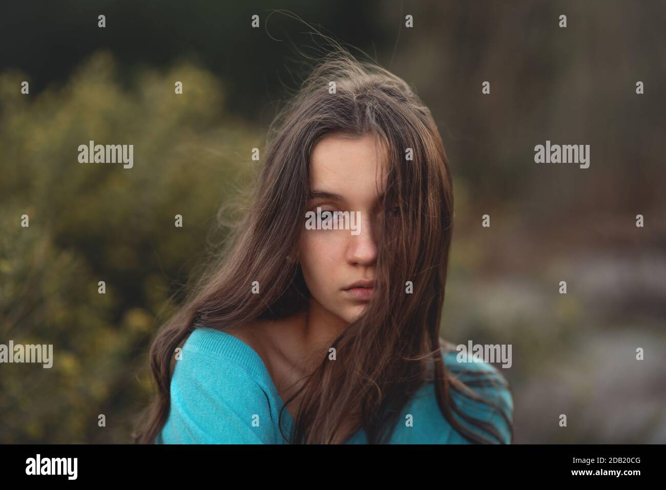 I capelli della giovane ragazza soffiano nel vento Foto Stock