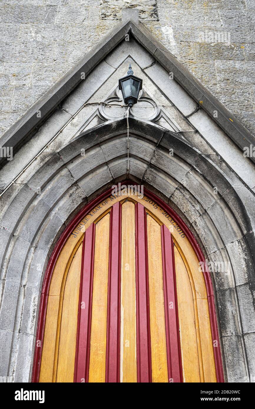 Dettaglio della porta e arco in pietra con iscrizione, anno giubilare della Misericordia, 8.XII.2015 - 20.XI.2016, presso la cattedrale di St Marys a Kilkenny, County Kilkenny, IR Foto Stock