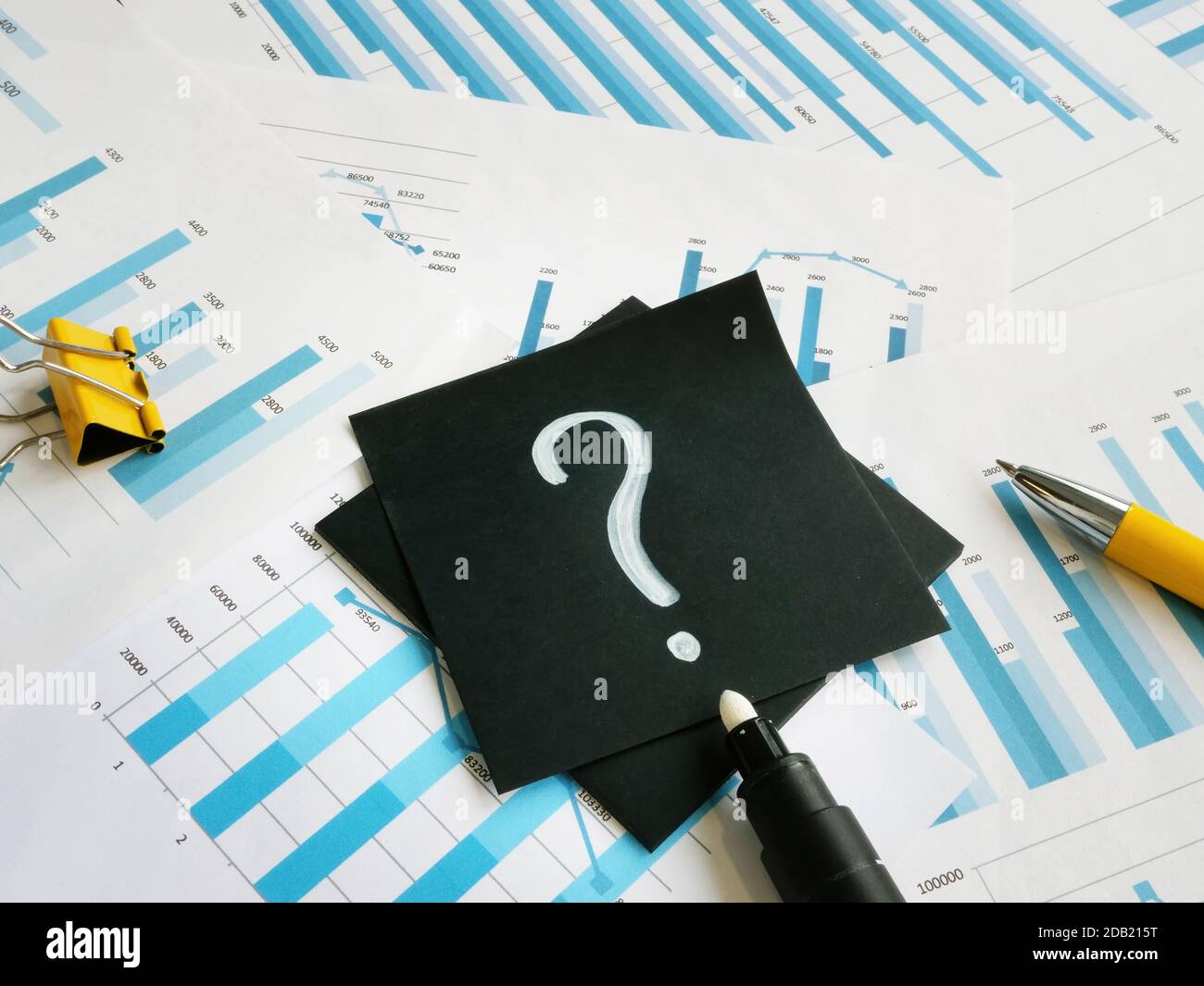 Punto interrogativo come simbolo di incertezza sulle previsioni aziendali e sugli investimenti. Foto Stock