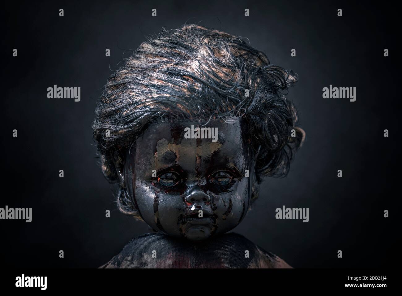 Creepy bloody doll nel buio Foto Stock