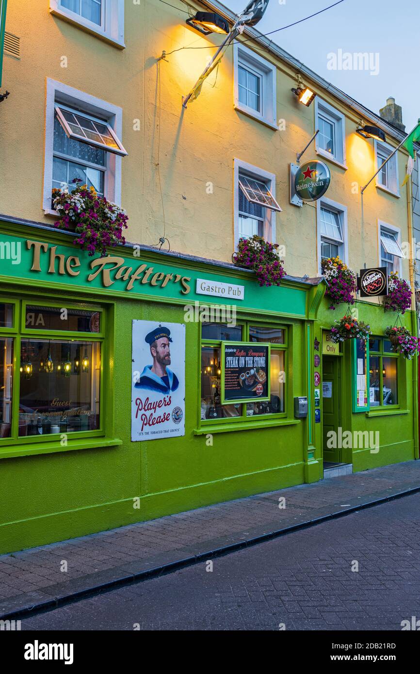 The Rafters gastro pub con vecchia targa pubblicitaria di sigarette fuori, Kilkenny, County Kilkenny, Irlanda Foto Stock