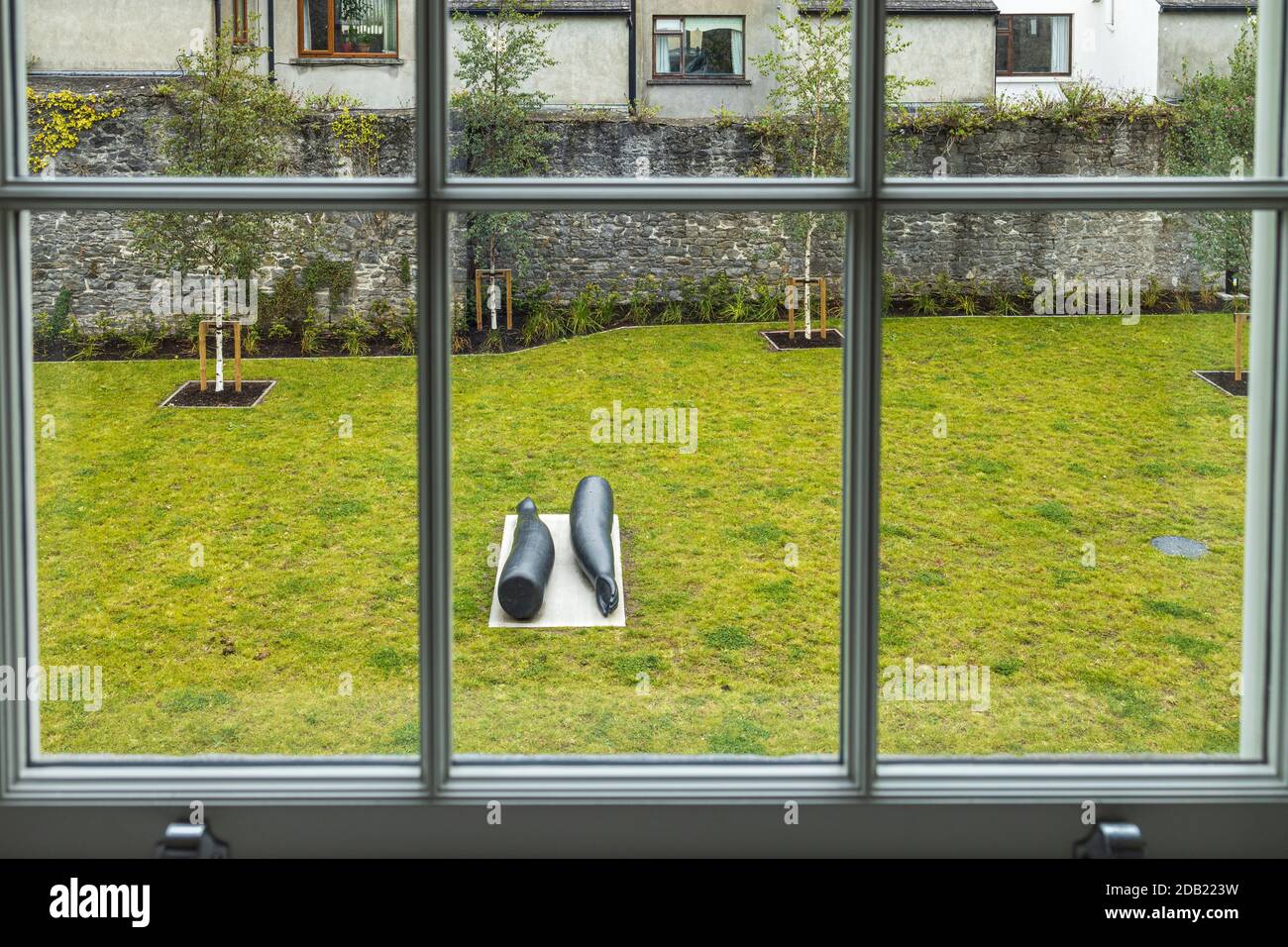 Scultura bizantina di Janet Mullarney realizzata in granito nero indiano nel giardino di sculture della Butler Gallery di Kilkenny, County Kilkenny, Irel Foto Stock