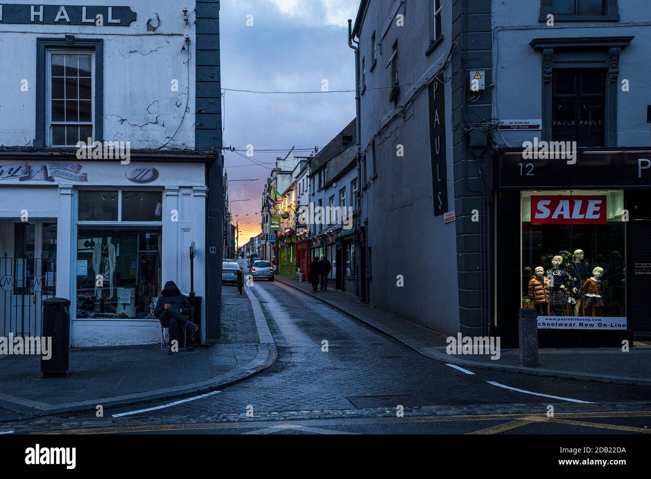 Incrocio tra High Street e Friary Street al crepuscolo a Kilkenny, County Kilkenny, Irlanda Foto Stock
