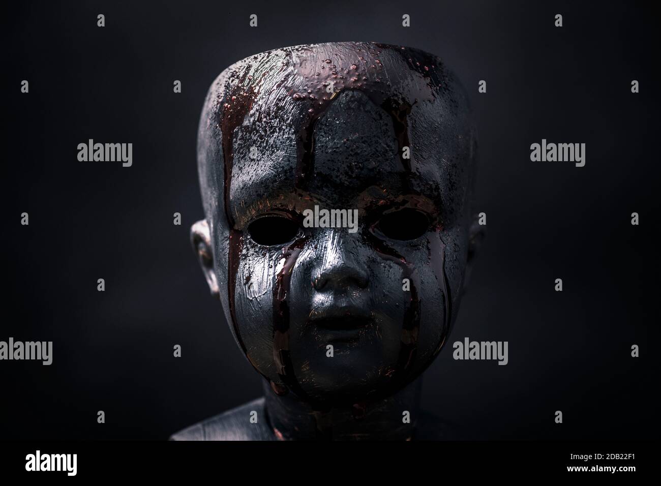 Creepy bloody doll nel buio Foto Stock