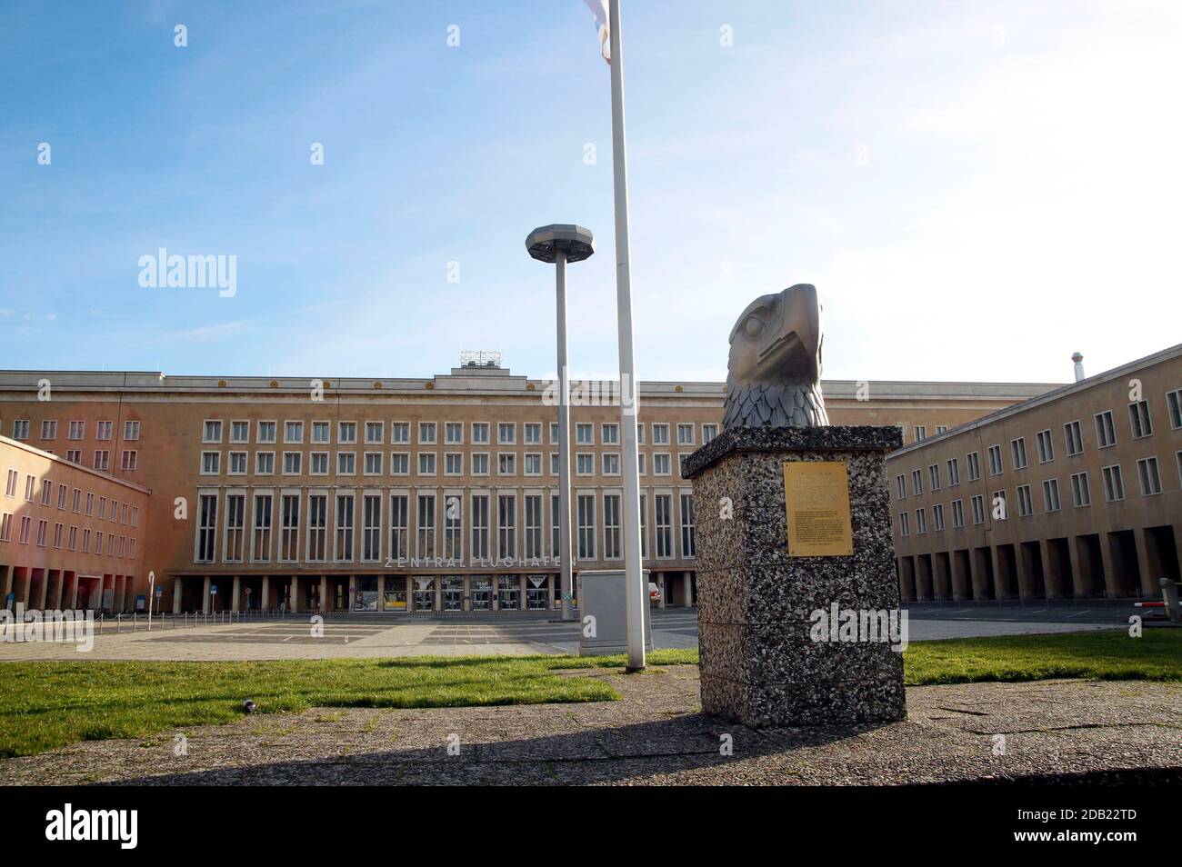 I sei centri di vaccinazione di Berlino per fornire alla popolazione il vaccino corona devono essere costruiti in sale vuote. Il Senato ha avviato varie indagini agli operatori di sala, tra cui l'aeroporto Tempelhof, il centro espositivo e il Velodrom. L'aeroporto Berlin-Tempelhof è stato uno dei primi aeroporti commerciali in Germania e ha iniziato i servizi regolari nel 1923. Fino alla sua chiusura, il 30 ottobre 2008, era uno dei tre aeroporti internazionali della zona di Berlino, insieme a Berlino-Tegel e Berlino-Schonefeld, ed era conosciuto come l'aeroporto centrale. (Immagine simbolo, immagine tematica) Berlino, N. Foto Stock