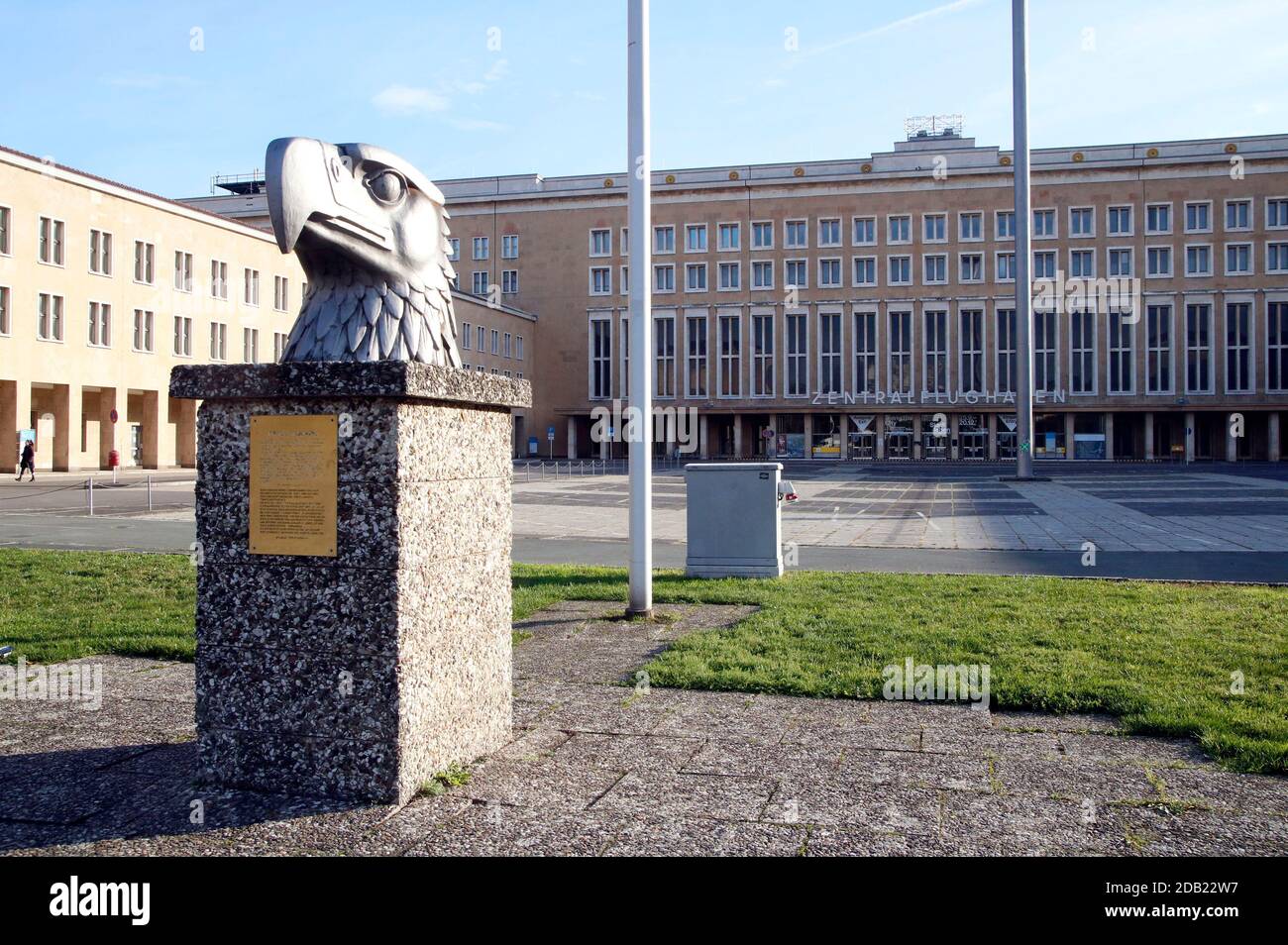 I sei centri di vaccinazione di Berlino per fornire alla popolazione il vaccino corona devono essere costruiti in sale vuote. Il Senato ha avviato varie indagini agli operatori di sala, tra cui l'aeroporto Tempelhof, il centro espositivo e il Velodrom. L'aeroporto Berlin-Tempelhof è stato uno dei primi aeroporti commerciali in Germania e ha iniziato i servizi regolari nel 1923. Fino alla sua chiusura, il 30 ottobre 2008, era uno dei tre aeroporti internazionali della zona di Berlino, insieme a Berlino-Tegel e Berlino-Schonefeld, ed era conosciuto come l'aeroporto centrale. (Immagine simbolo, immagine tematica) Berlino, N. Foto Stock