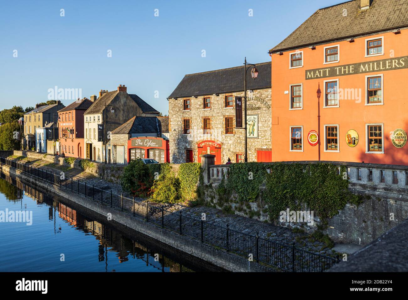 Matt The Millers Public House e ristorante all'angolo di John Street e johns Quay, vicino al fiume Nore, Kilkenny, County Kilkenny, Irlanda Foto Stock