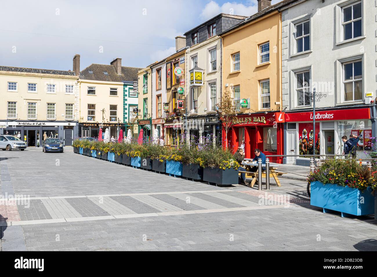 Negozi, bar, pub, caffè e ristoranti intorno a Gratten Square a Dungarvan, County Waterford, Irlanda, Foto Stock