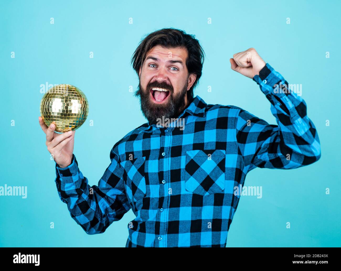 decorazioni natalizie buon compleanno.. uomo bearded divertente con palla da discoteca. ragazzo brutale indossa una camicia a scacchi. il maschio ha un'atmosfera divertente. bell'hipster party goer. festa in discoteca retrò. manager eventi maturo. Foto Stock